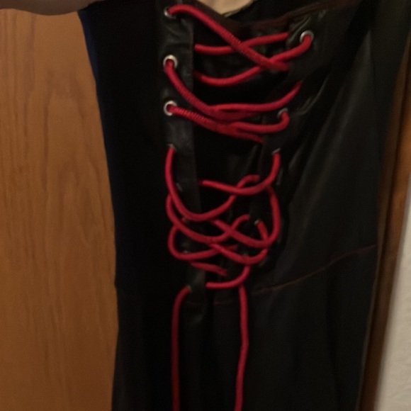 Forplay lady of darkness vampire costume

HALLOWEEN - Picture 5 of 7